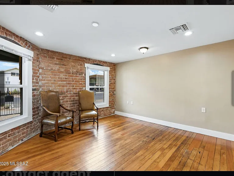 426 E 9th St — Photo 4