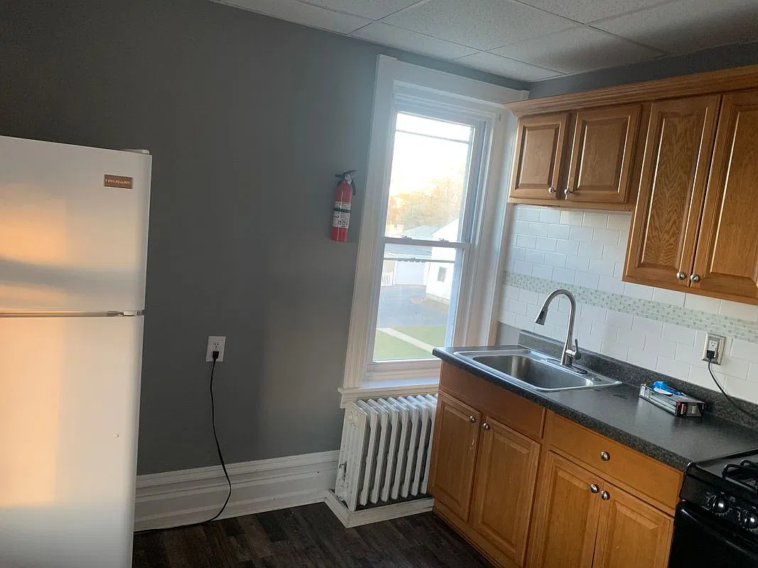 3 bed, 1.0 bath, 1130 sqft, $1,600 — Photo 2
