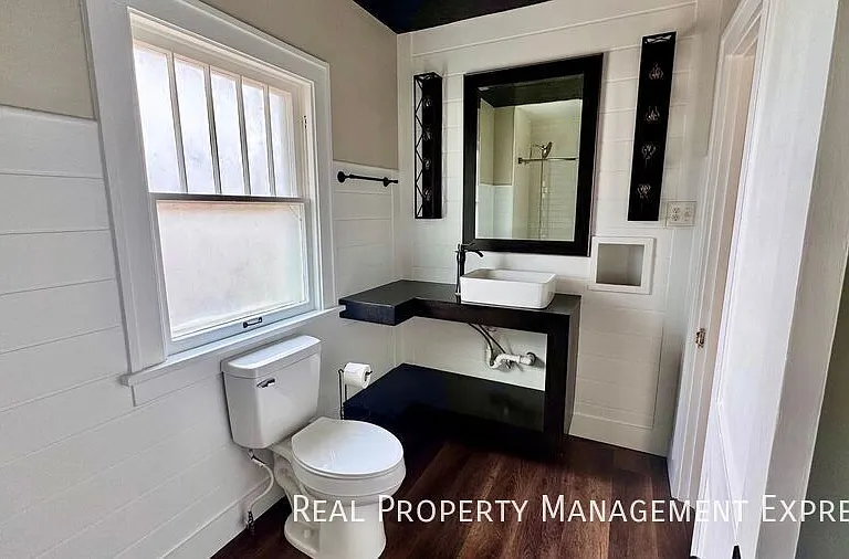509 W 25th St — Photo 30