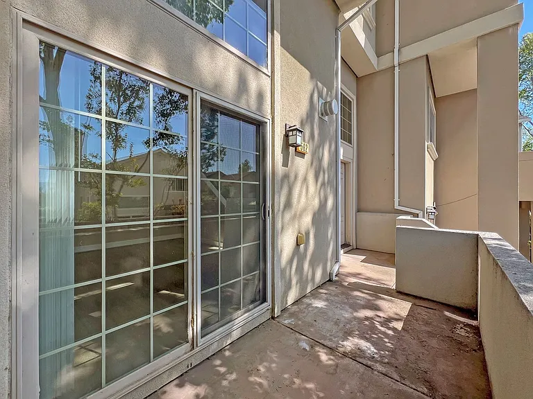 562 Lambert Ter — Photo 2