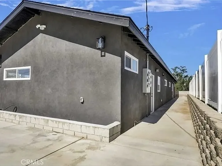 5472 N Mountain View Ave — Photo 1