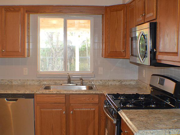 4th image of 915 Lois Ln
