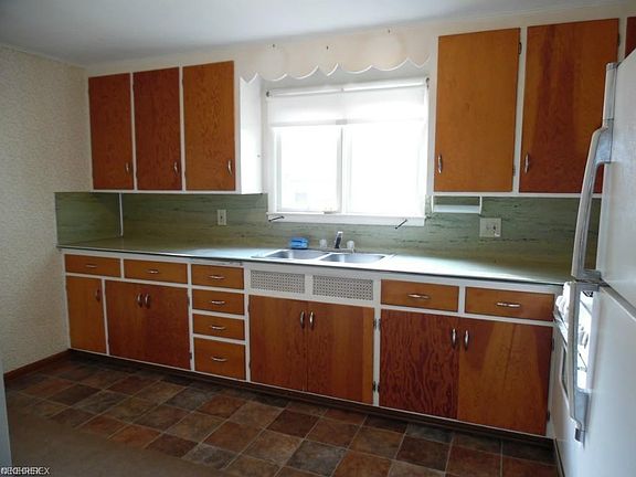 3rd image of 254 Rose Ave