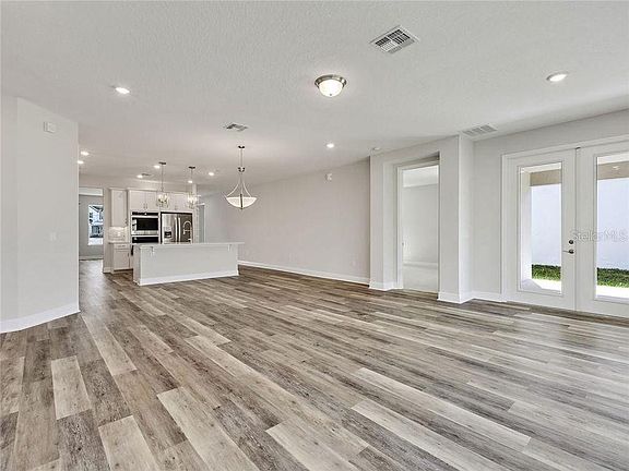4th image of 605 W Chelsea St