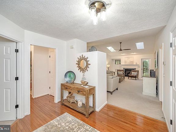 Front foyer view to guest wing & Liv Rm