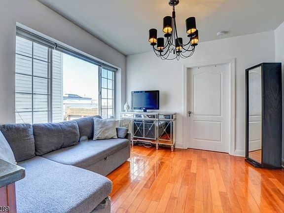 4th image of 100 Leonard St APT 1L