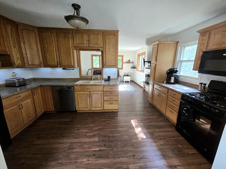 857 Cross Country Ln SW