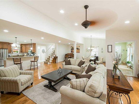 3rd image of 8 Briarfield Ln