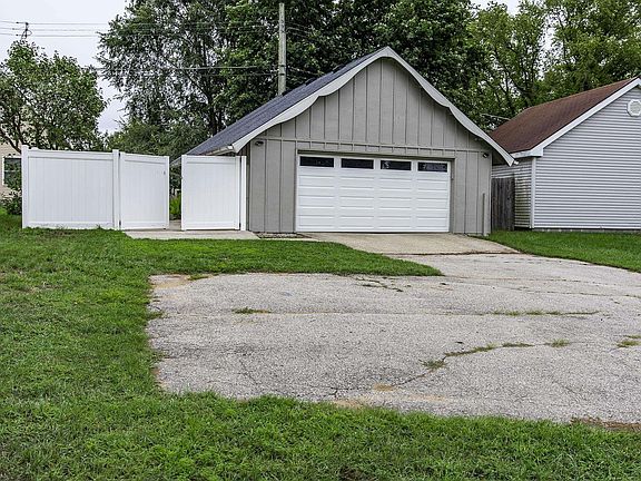 3rd image of 8970 Lakeshore Rd