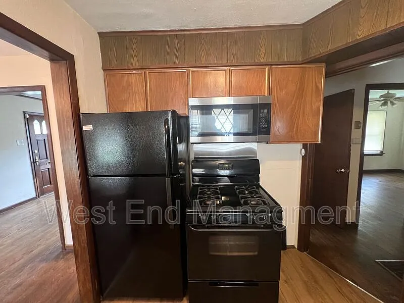 2 bed, 1.0 bath, $1,295 — Photo 3