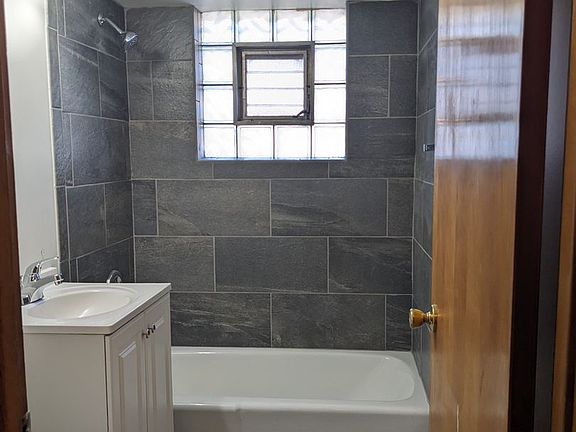 3rd image of 2414 Douglas St APT 2E