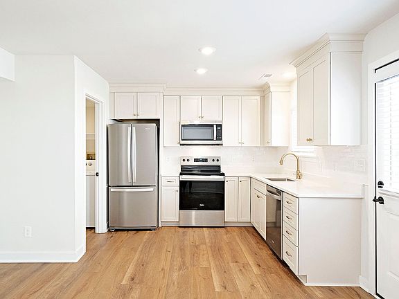 4th image of 917 Belmont Ave