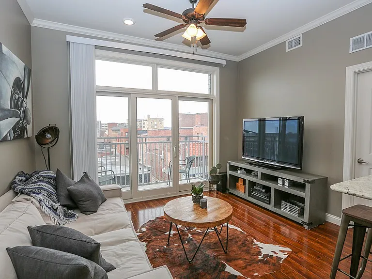 Lofts on Broadway — Photo 9