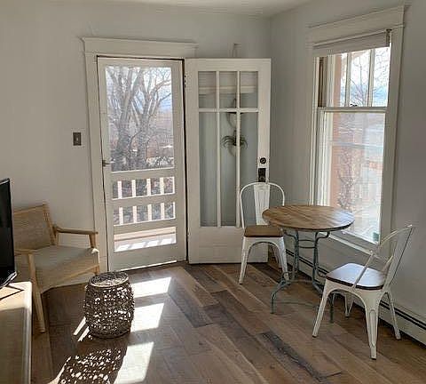 Living room entrance onto balcony.