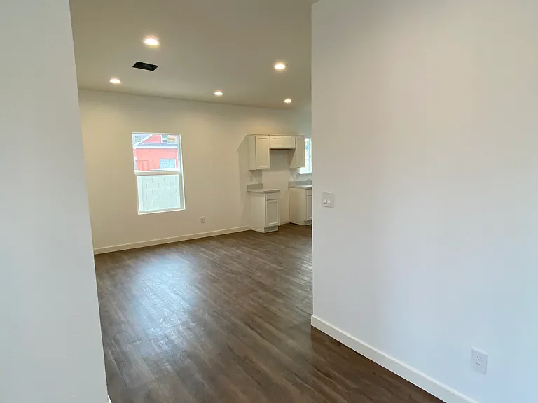 1309 W Taylor St — Photo 6