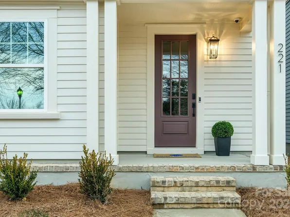 221 Davidson Gateway Dr, Davidson, NC 28036