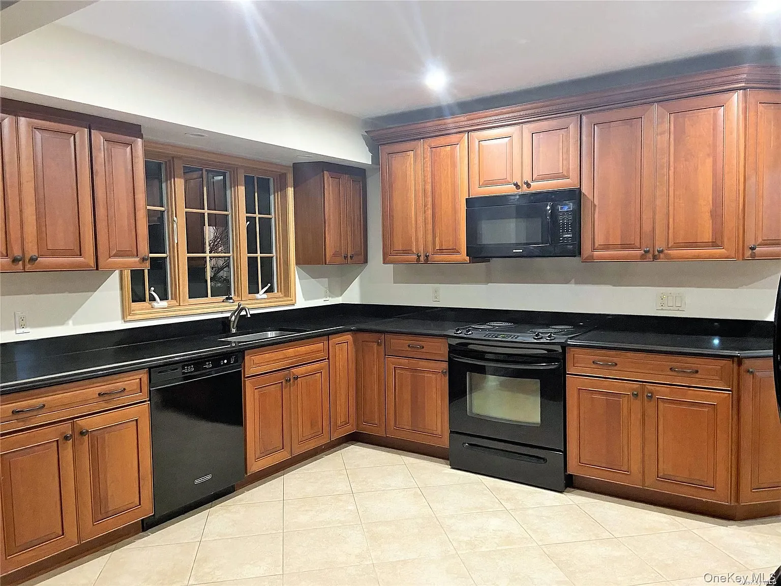 3 bed, 2.0 bath, 1600 sqft, $4,200 — Photo 2