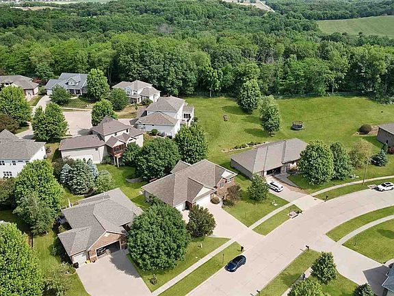 4th image of 827 Forest Edge Ln