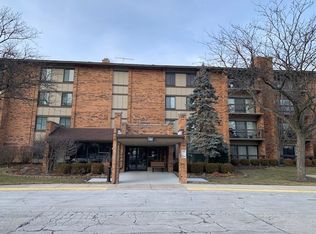 77 Lake Hinsdale Dr APT 103, Willowbrook, IL 60527