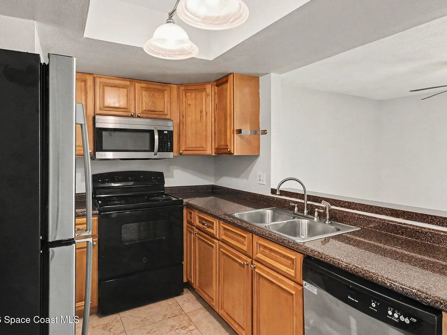 1 bed, 1.0 bath, 733 sqft, $1,350 — Photo 3
