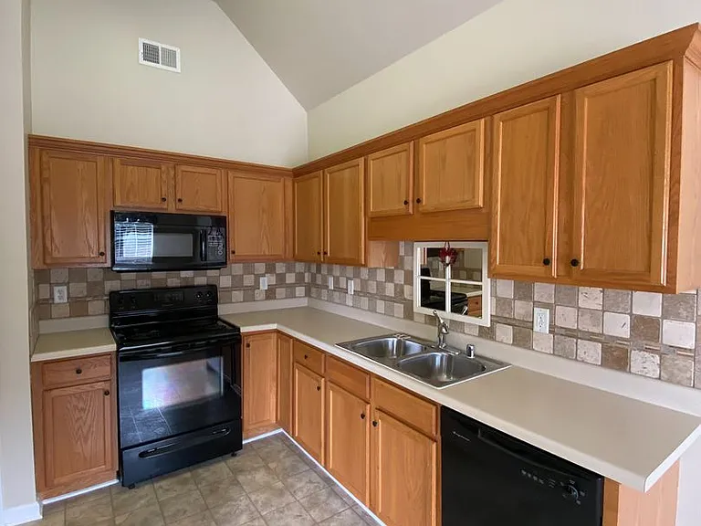 2807 Southwood Ln — Photo 5
