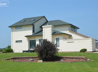 1072 Royalcrest Dr, Flint, MI 48532