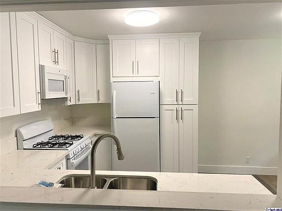 5th image of 2463 Montrose Ave #3