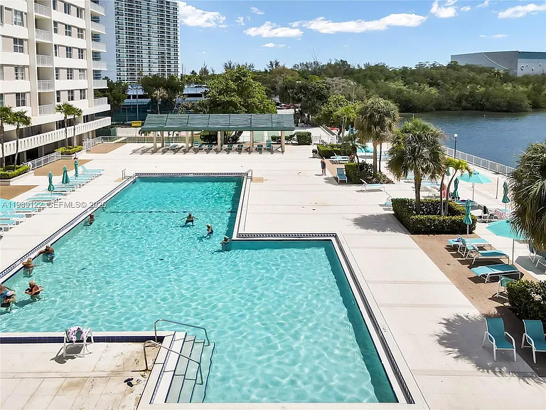 300 Bayview Dr #307 — Photo 35
