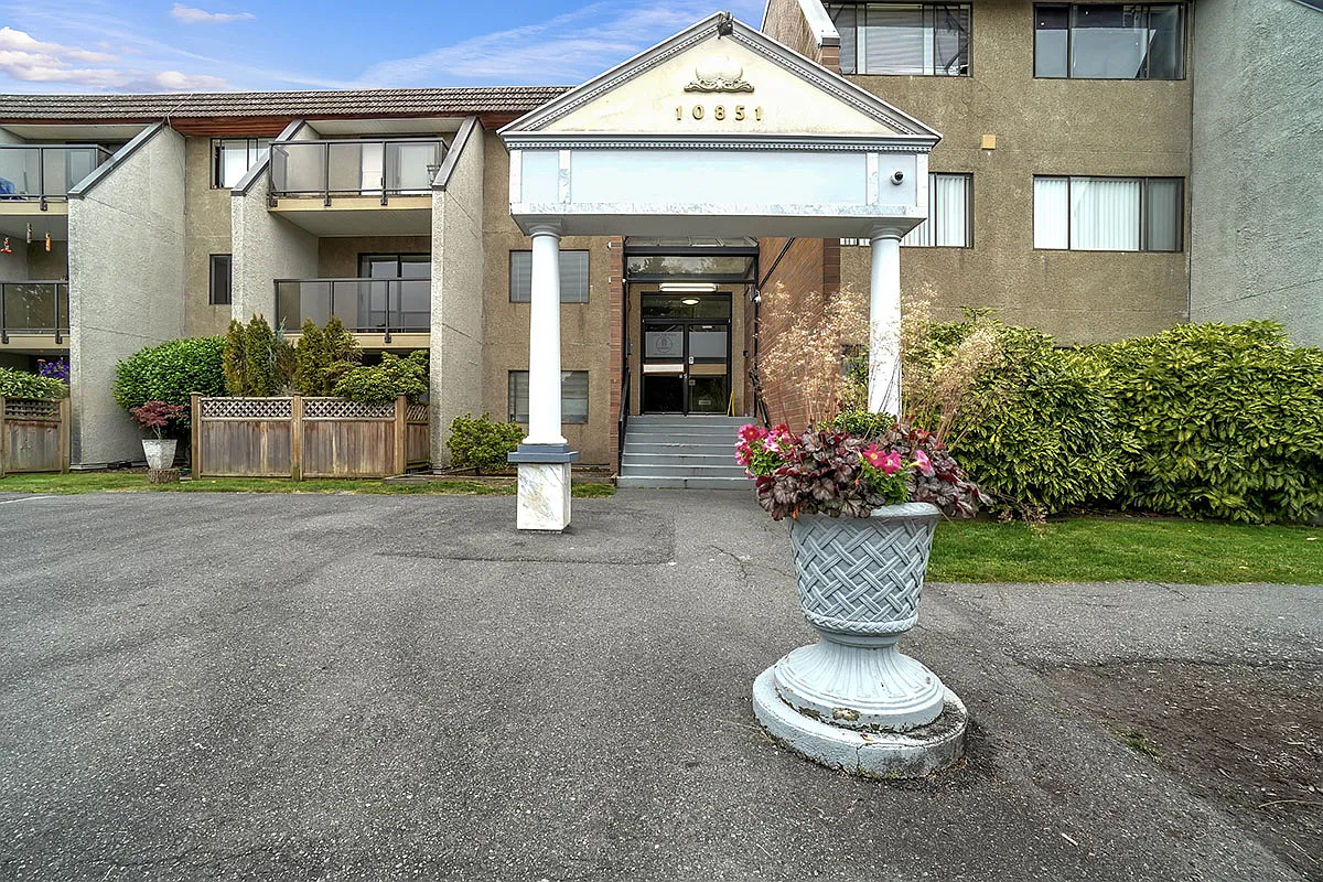 Carlton Park Gardens Apartments — Photo 4