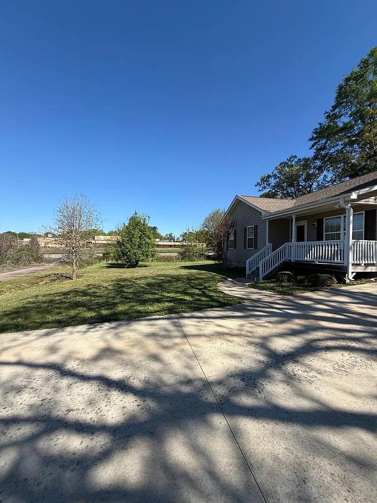 Charming 3-Bedroom Home in Lula, Georgia — Photo 2