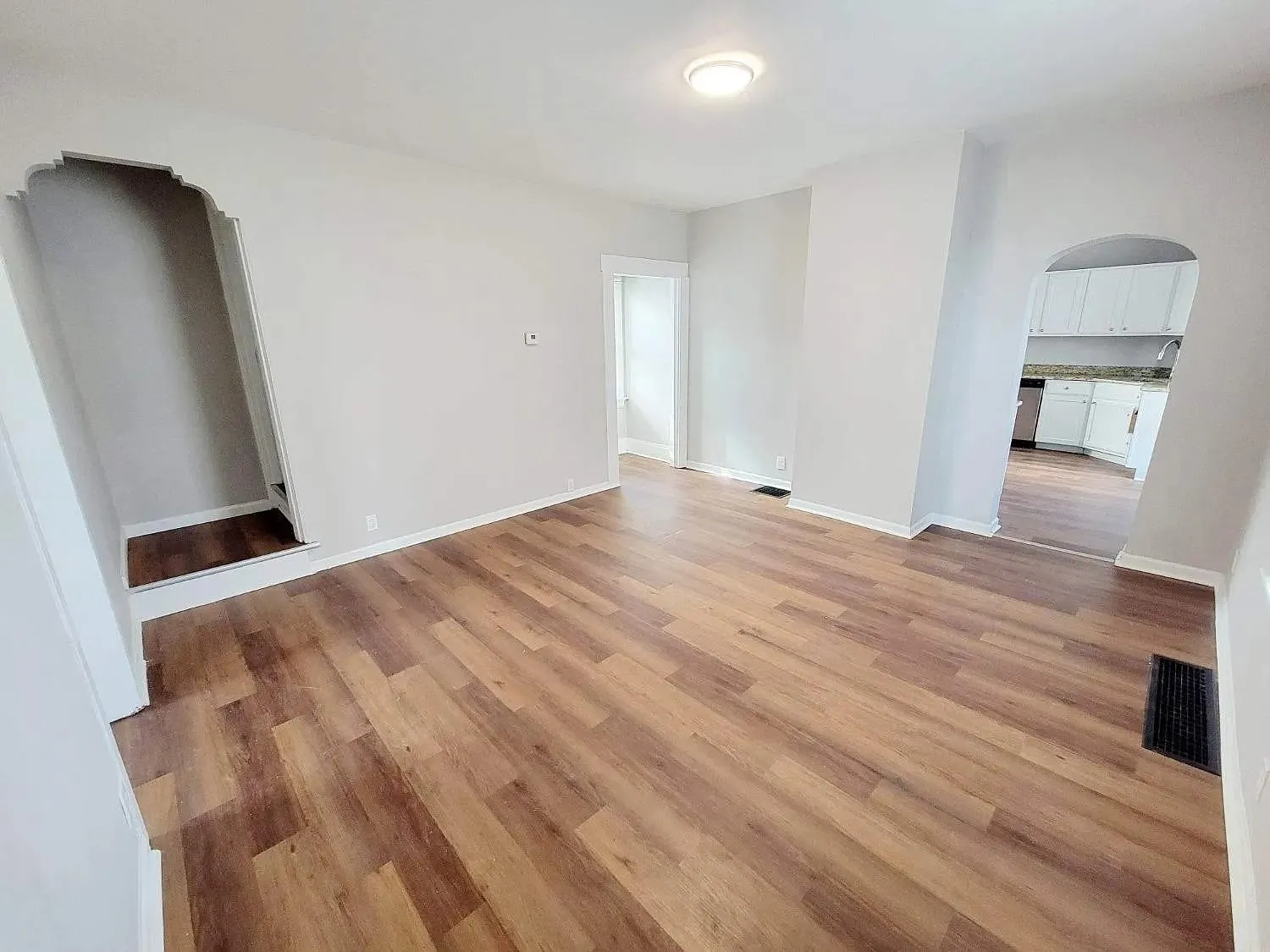 3 bed, 1.5 bath, 1416 sqft, $1,422 — Photo 2