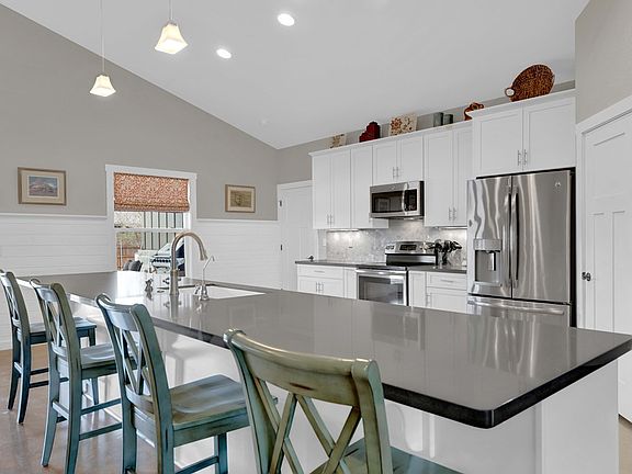 5th image of 906 Hawthorn Ln