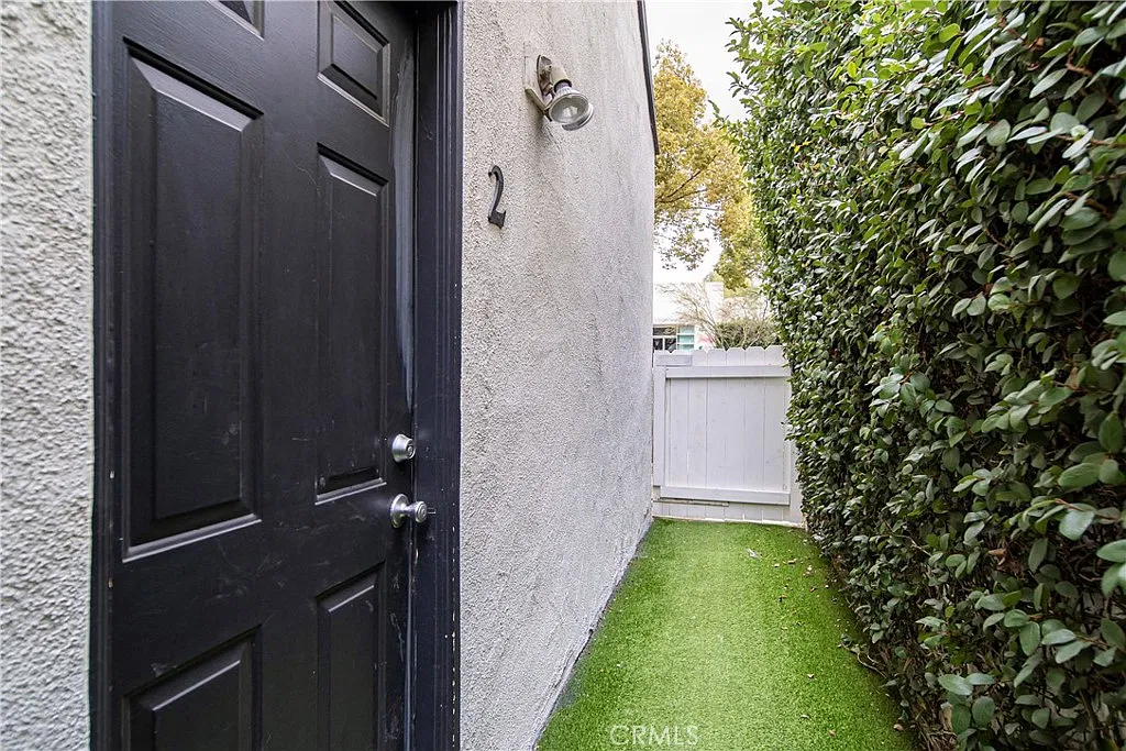 2 bed, 1000 sqft, $4,100 — Photo 2