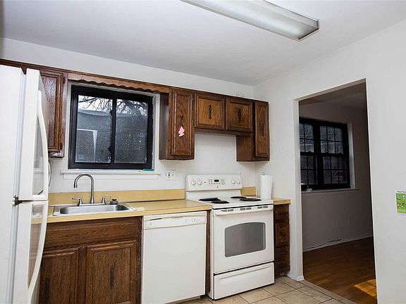 3rd image of 68-23 Douglaston Pkwy #2