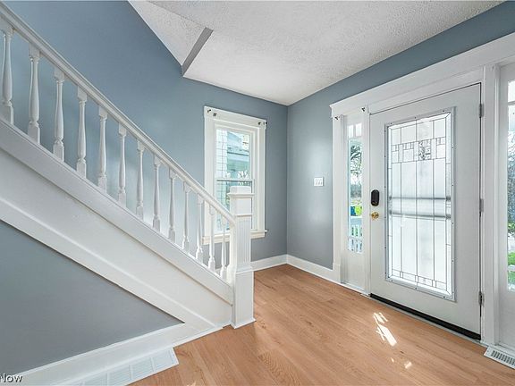 5th image of 828 W 11th St