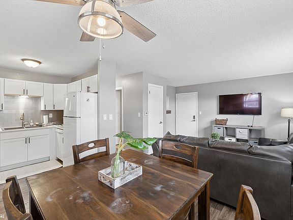 3rd image of 2 Country Ln APT 4