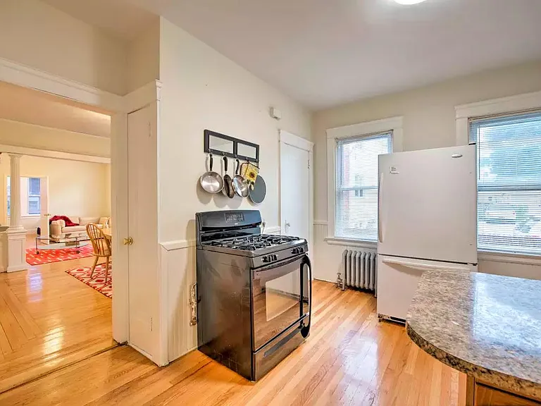 34 Pembroke Ave — Photo 8