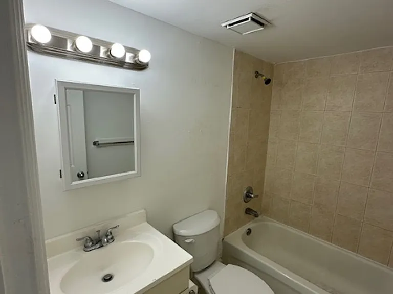 1095 W 77 St Hialeah, FL 33014 — Photo 7