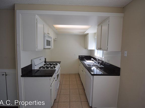3rd image of 12338 Oxnard St APT 104