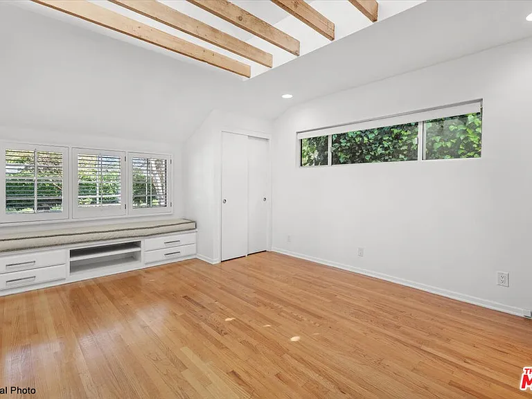 4031 Hollyline Ave — Photo 16