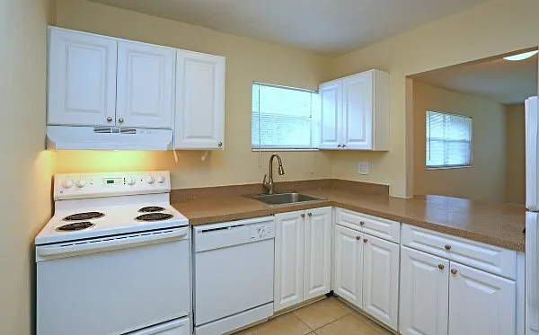 Rolling Hills Apartments — Photo 25
