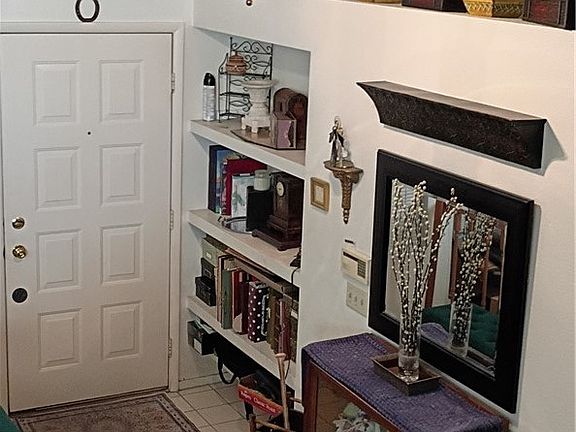 4th image of 934 Derringer Ln