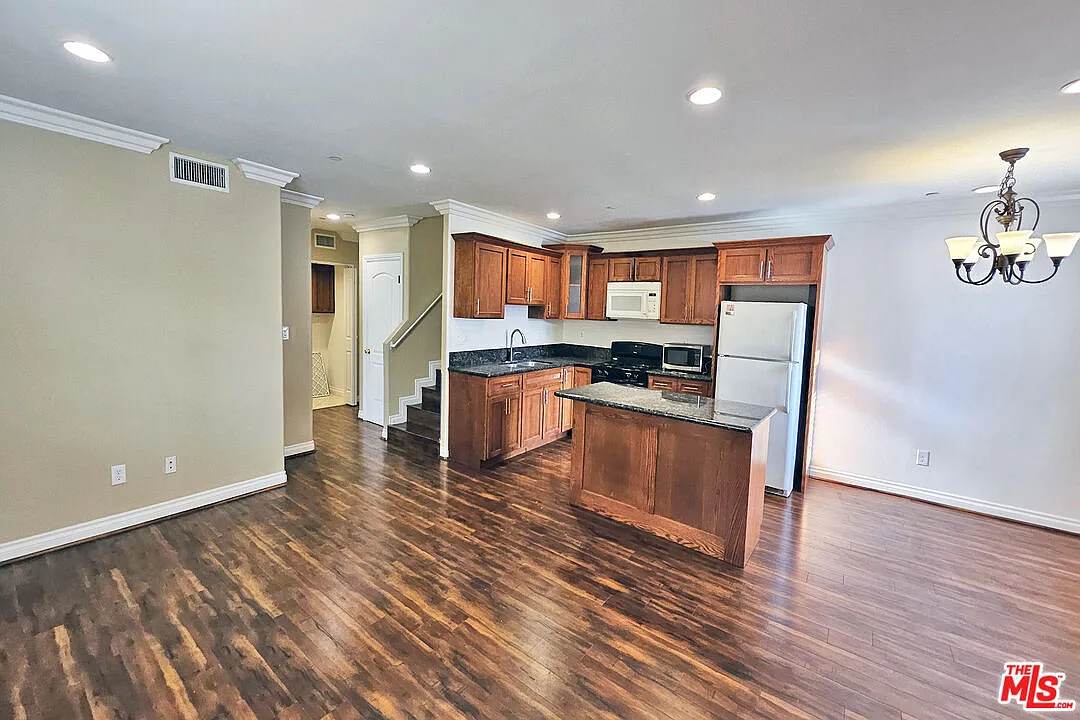 4 bed, 3.0 bath, 1562 sqft, $3,300 — Photo 3
