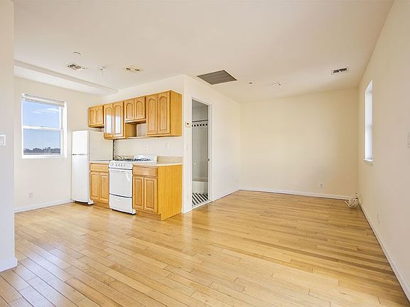 3rd image of 1087 Dekalb Ave #5