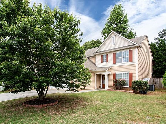 2nd image of 545 Laurelton Cir