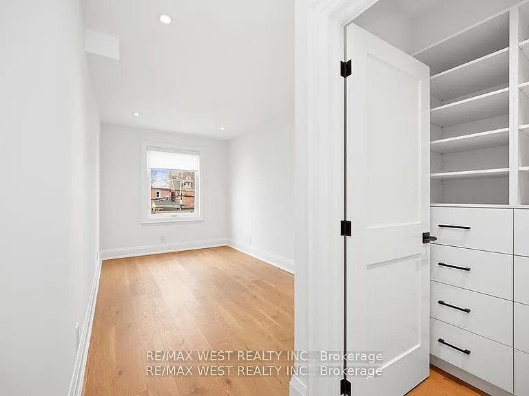 390 Saint Clarens Ave #UPPER — Photo 22