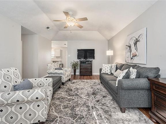 5th image of 915 San Saba Dr