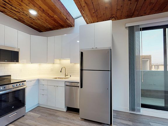 5th image of 2133 Stockton St #102