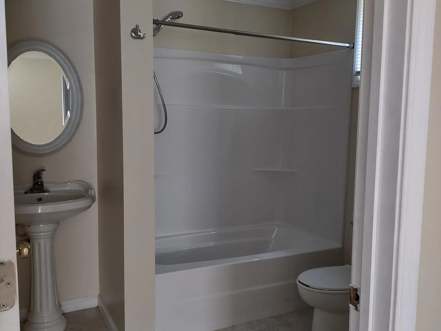3 bed, $2,050 — Photo 4