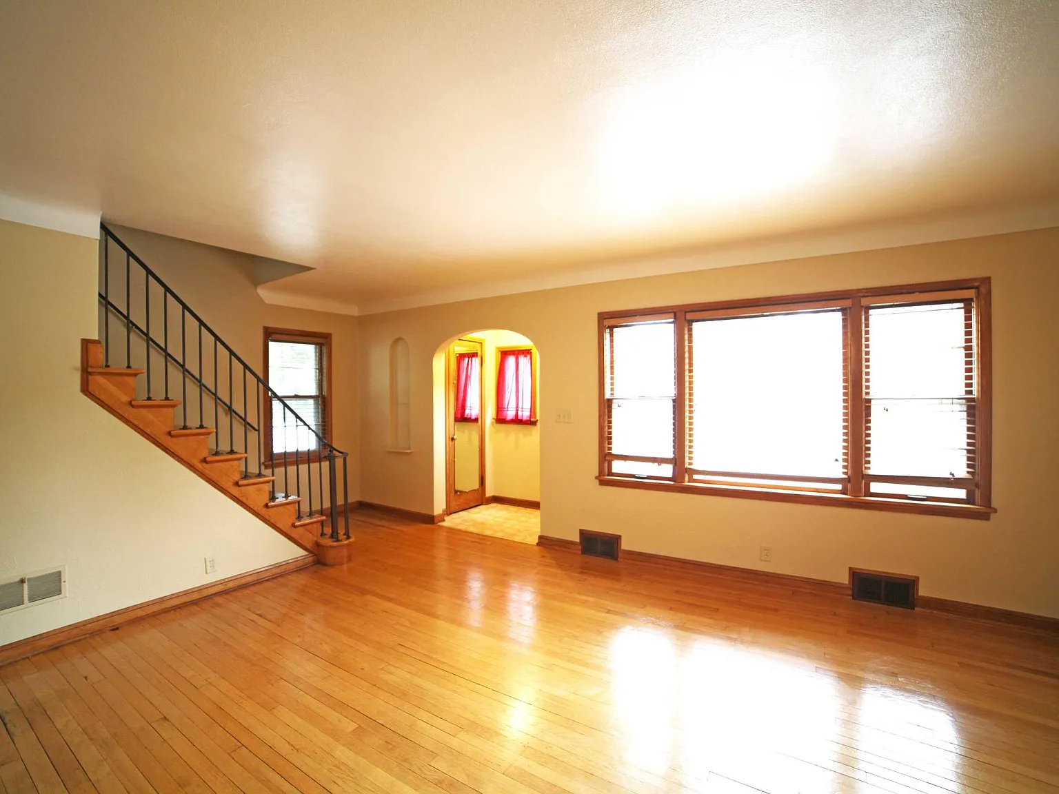 1023 Marie Ave — Photo 2